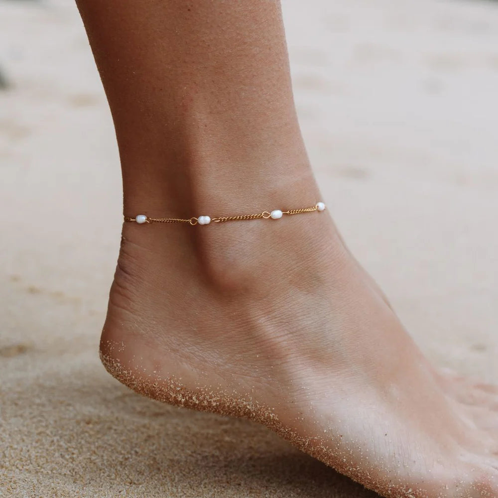 Freshwater Pearls Anklet worn on the ankle on sand – waterproof anklet for women in anti-tarnish 18K gold PVD | Priskel Jewellery