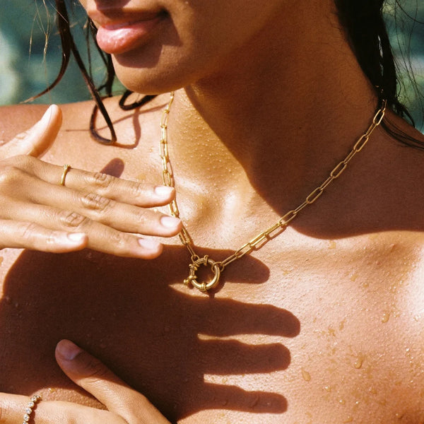 Toggle Link Necklace worn in sunlight, close-up on the toggle – sweatproof, hypoallergenic link necklace
